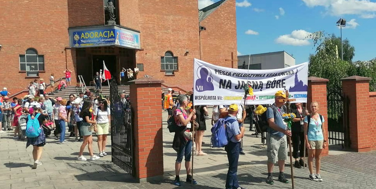 Z Chrzanowa w drogę wyruszają osoby w różnym wieku
