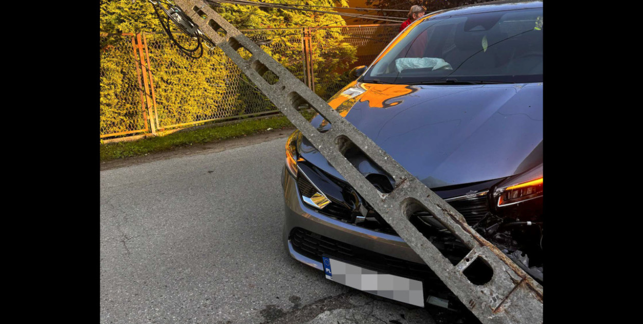 Samochód uderzył w słup, który zwalił się na auto. FOT. OSP Tenczynek