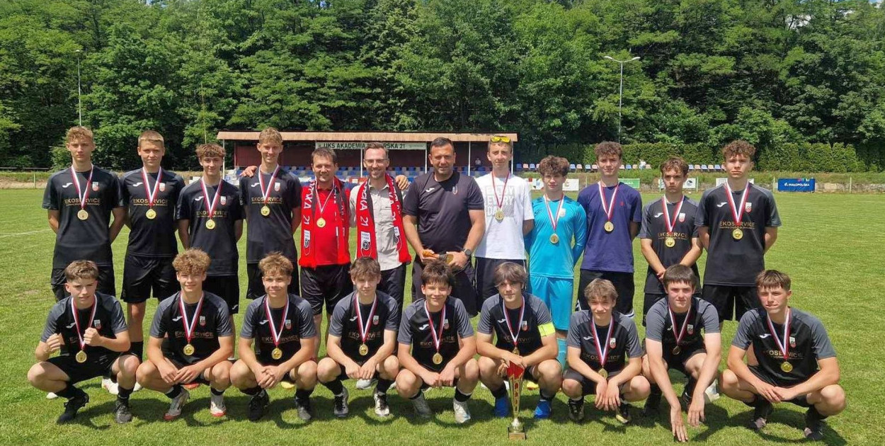 Juniorzy młodsi AP 21 Chrzanów po ostatnim meczu sezonu odebrali trofea, fot. AP 21 Chrzanów