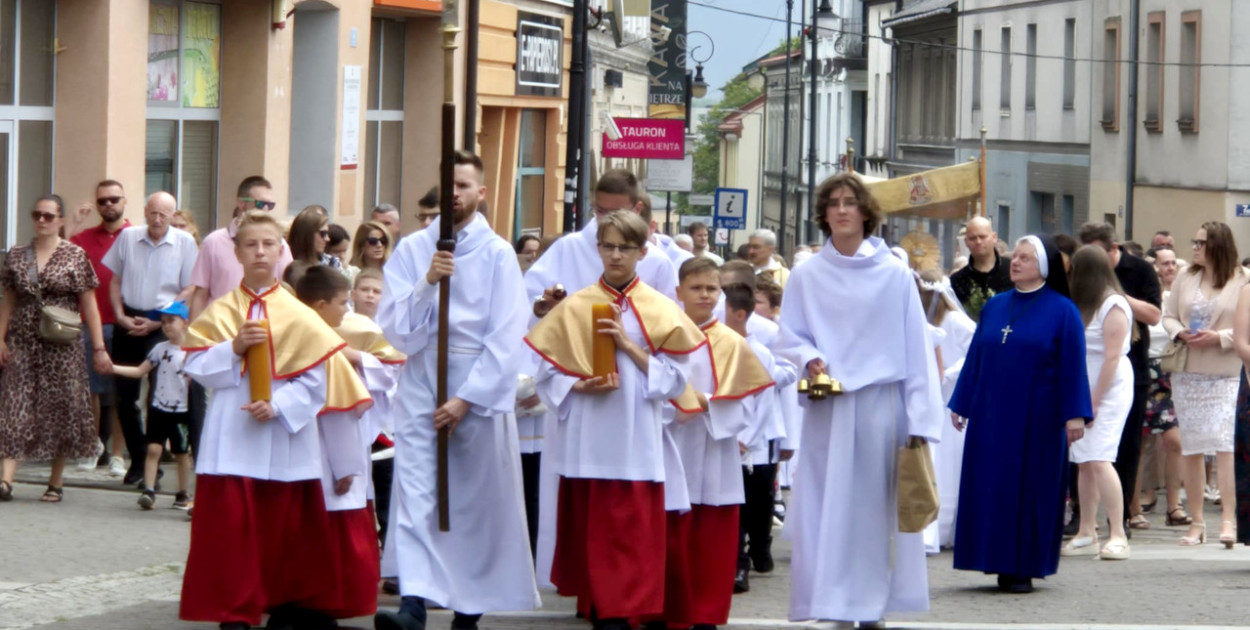 Procesja idzie przez chrzanowski Rynek