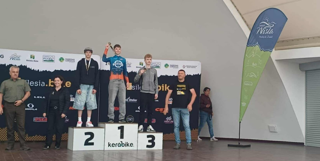Jakub Bachowski na najniższym stopniu podium. FOT. Archiwum fotograficzne  Stowarzyszenia Chrzanowskich Cyklistów