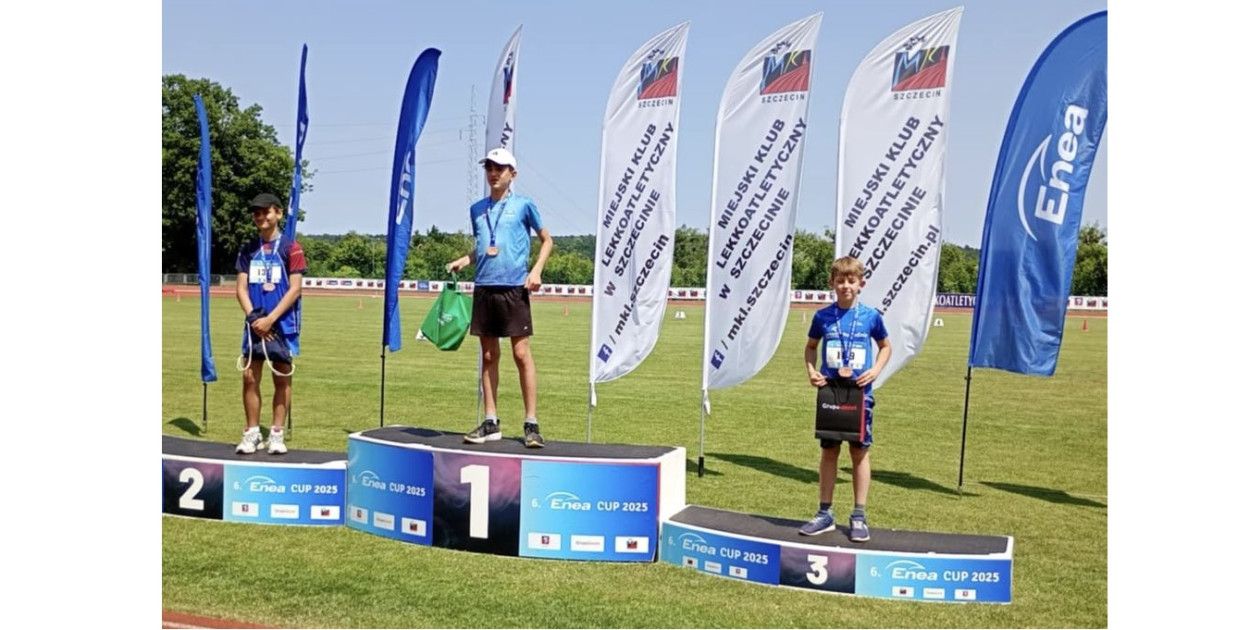 Jakub Liszka na najniższym stopniu podium. FOT. Archiwum fotograficzne Ewy Sierki