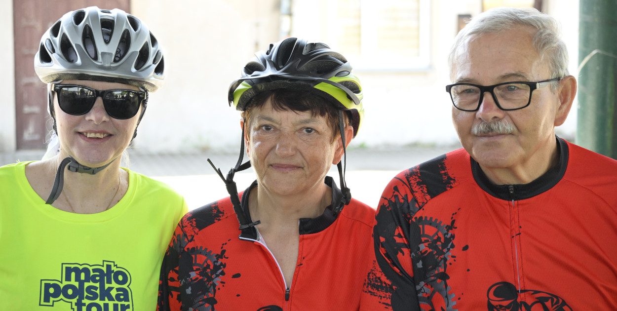 Rowerzyści oczekują na odprawę