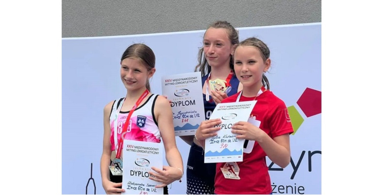 Julia Kaźmierczyk z nagrodą za zdobycie trzeciego miejsca.FOT. Archiwum fotograficzne KS Victoria Trzebinia