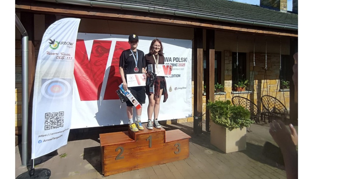 Katarzyna Miarka (pierwsza z lewej) na podium zawodów. FOT. Archiwum fotograficzne Stowarzyszenia Łuczniczego Arrow