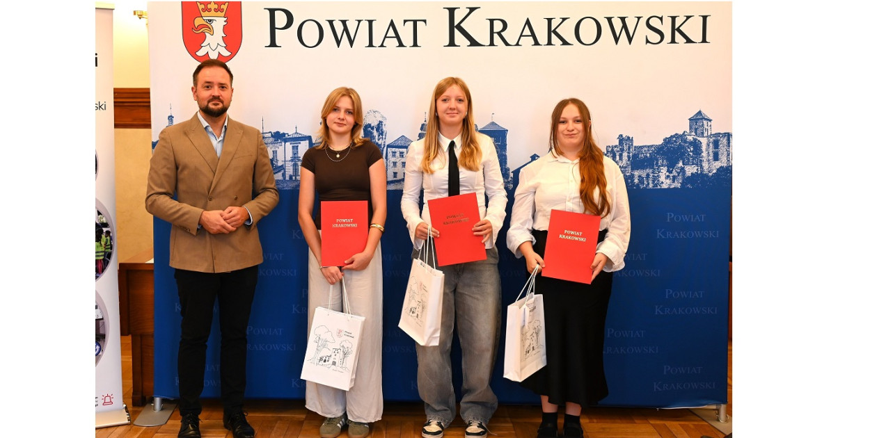 Uczennice ze Szkoły Podstawowej im. Marii Konopnickiej w Nowej Górze z nagrodami. FOT. Archiwum fotograficzne SP w Nowej Górze