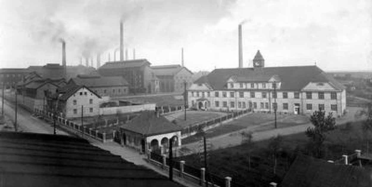 Widok na zabudowania huty cynku i ołowiu w Trzebini, 1931, fot. ze zbiorów z Narodowego Archiwum Cyfrowego 