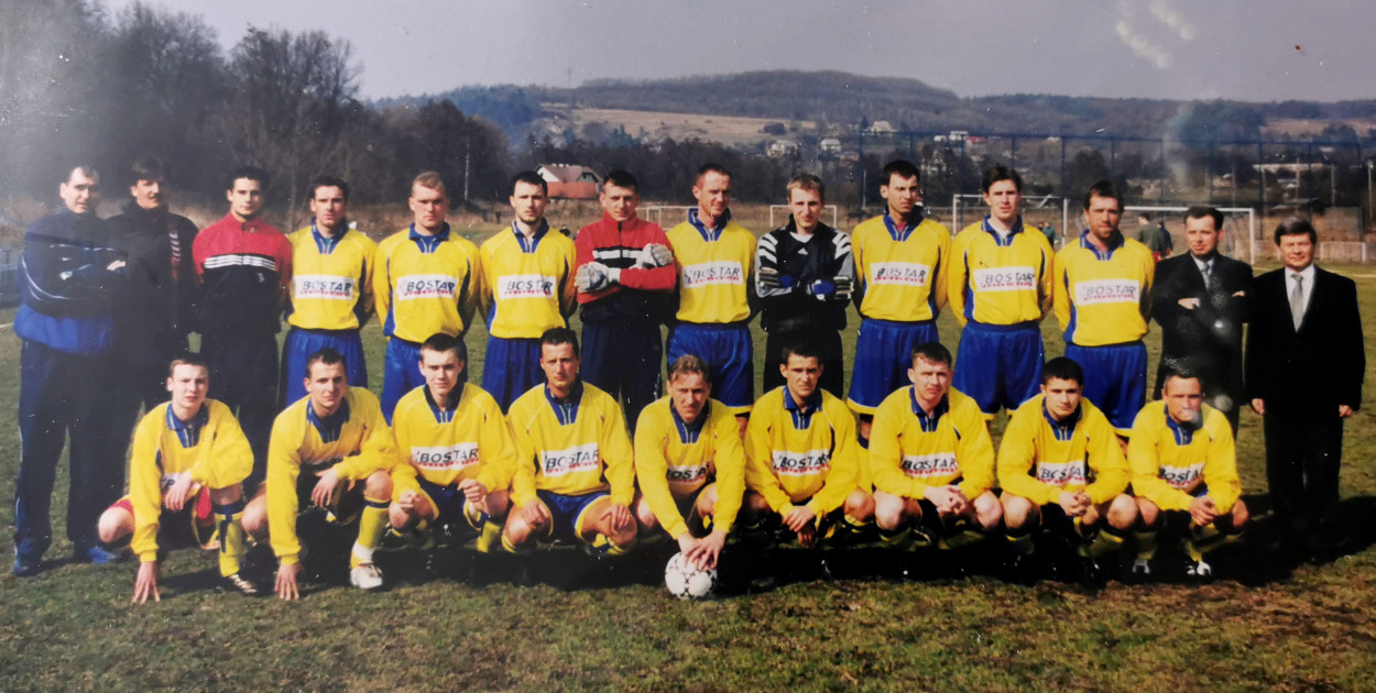 Drużyna Świtu Krzeszowice z 2003 r., prowadzona wówczas przez trenera Dariusza Wójtowicza (pierwszy z lewej). FOT. Z ARCHIWUM KLUBOWEGO