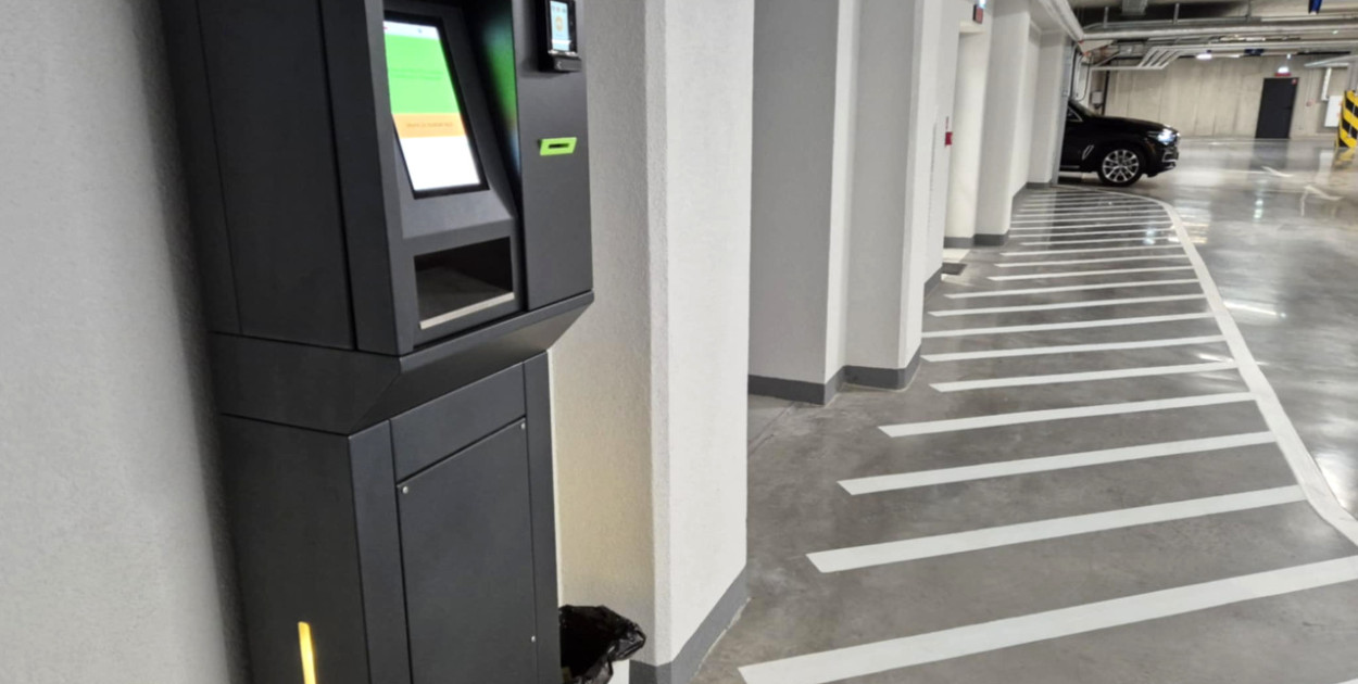 Parkometr na parkingu pod trzebińską biblioteką