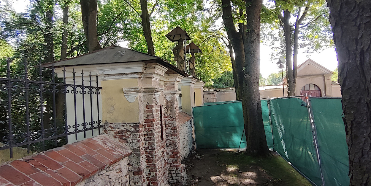 Remont fragmentu muru otaczającego klasztor w Alwerni
