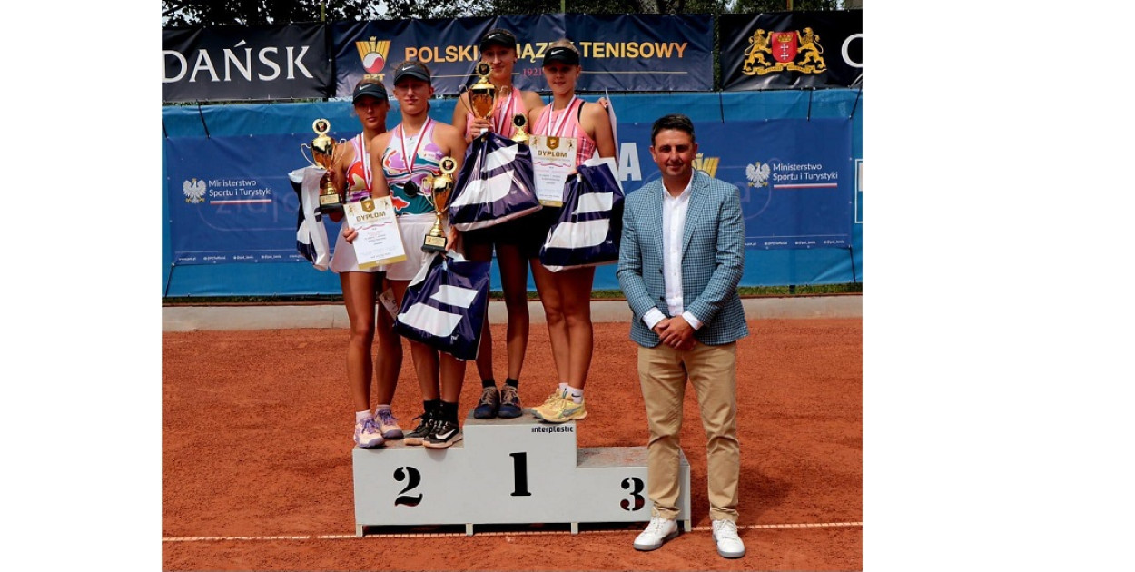 Małgorzata Bajorek na pierwszym stopniu podium. FOT. Archiwum fotograficzne Polskiego Związku Tenisowego