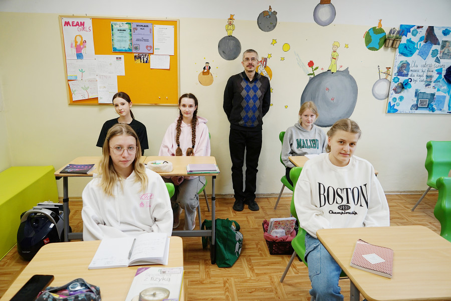 Lekcja fizyki z nauczycielem Jarosławem Rokoszem