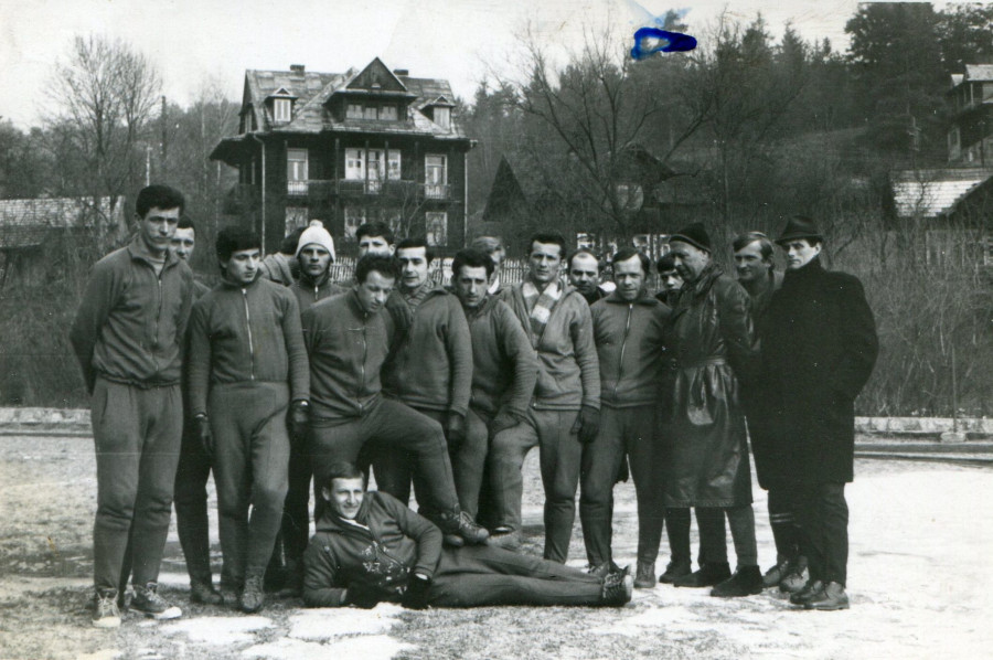 Drużyna Hutnika Trzebinia na obozie kondycyjnym w Szczawnicy w 1972 r. FOT. Z ARCHIWUM KLUBOWEGO