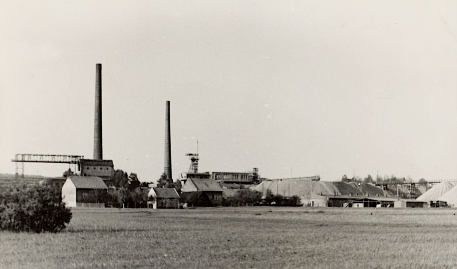 Jest rok 1954. Fotograf stoi na ul. Spacerowej na chrzanowskim osiedlu Kąty i robi zdjęcie kopalni Matylda