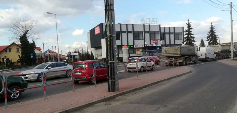 Przejeżdżają na czerwonym świetle. Przydałaby się policja