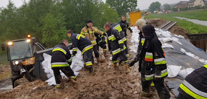  W nocy strażacy zabezpieczali wały przeciwpowodziowe. Na Wiśle wciąż…