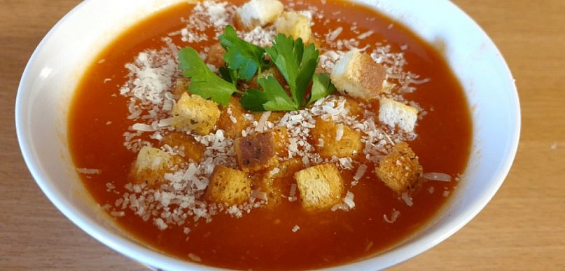 Zupa paprykowa z aromatycznymi grzankami