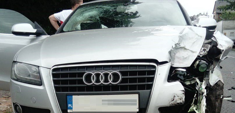 Audi uderzyło w clio, a to wpadło pod samochód dostawczy