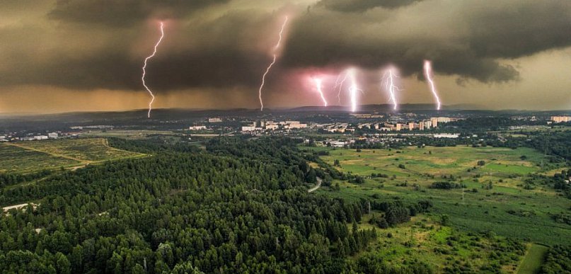 Dzisiejsza burza nad Chrzanowem. Sześć wyładowań w jednym kadrze! 