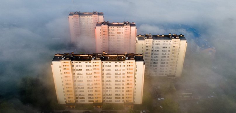 Chrzanów. Ulica Jordana spowita we mgle nieprzyzwoicie ranną porą