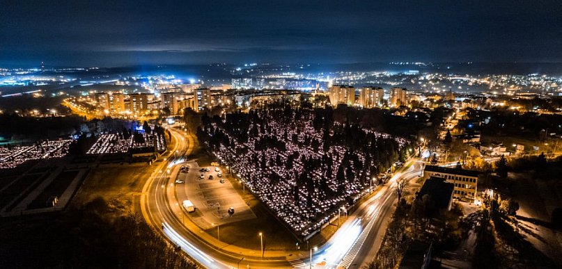 1 listopada 2021. Miasto żywych i miasto umarłych w Chrzanowie (ZDJĘCIA)