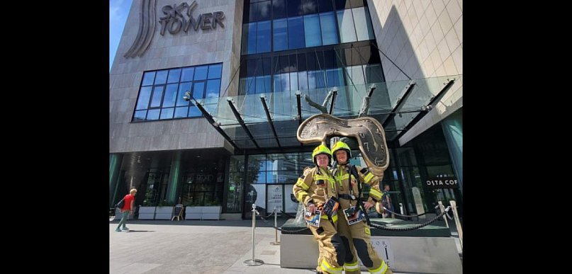 Dziewczyny wbiegły w mundurach na 49 piętro Sky Tower Wrocław