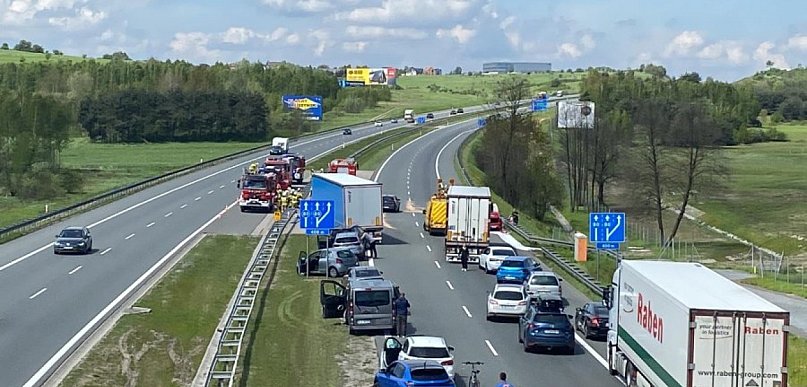 Pożar auta i zderzenie dwóch samochodów na autostradzie A4