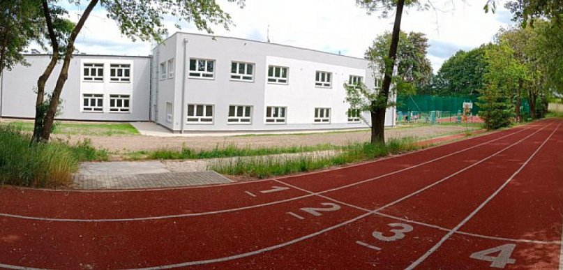 Piknik przy szkole. Będą pokazy akrobatyczne i tor przeszkód