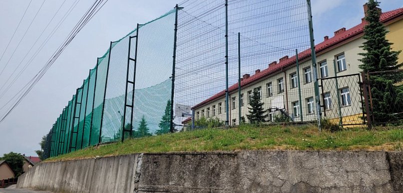 Plastikowy płot w Psarach już stoi