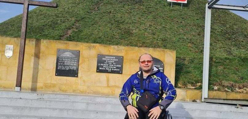 Darek, choć jest po amputacji nóg, chce wejść na Kopiec Wyzwolenia