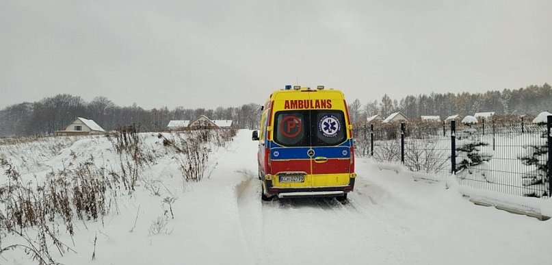 Karetka nie mogła dojechać do chorej. Utknęła w śniegu (ZDJĘCIA)