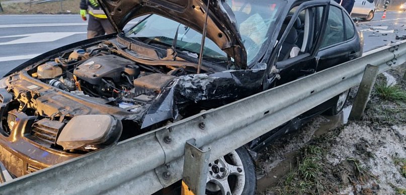 Wypadek na krajówce. Dwie osoby poszkodowane (ZDJĘCIA)