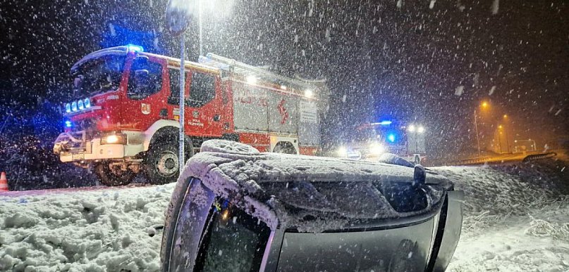 Samochód zjechał z drogi i wpadł do rowu
