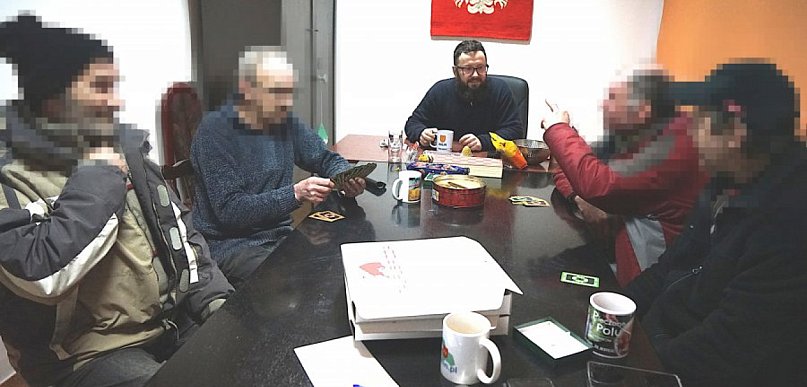 Grupa przystankowa na alkoholowym cugu
