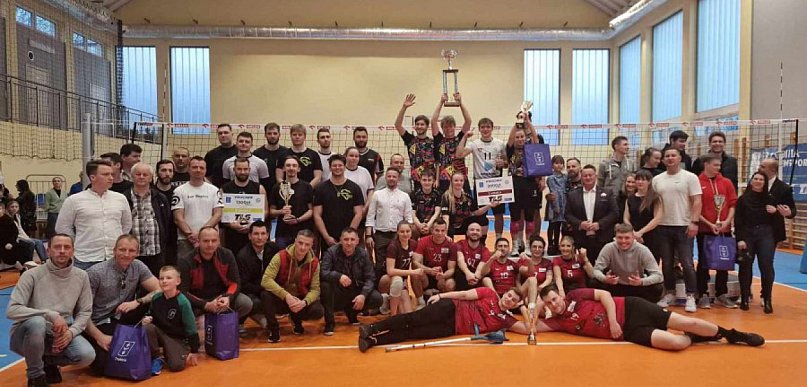  Zakończyły się rozgrywki TLS. Był głośny doping, tort, szampan a…