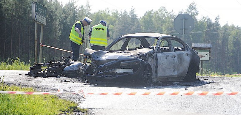 Śmiertelny wypadek w Zagórzu. Spłonął motocykl i samochód