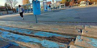 Pasażerowie narzekają na ławki na dworcu autobusowym w Chrzanowie-53306