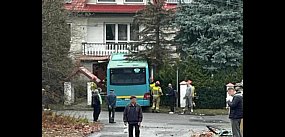 Autobus stoczył się z drogi i uderzył w dom