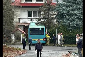 Autobus stoczył się z drogi i uderzył w dom-53743