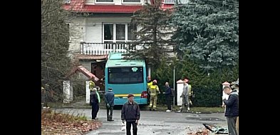 Autobus stoczył się z drogi i uderzył w dom-53743