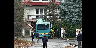 Autobus stoczył się z drogi i uderzył w dom-53743