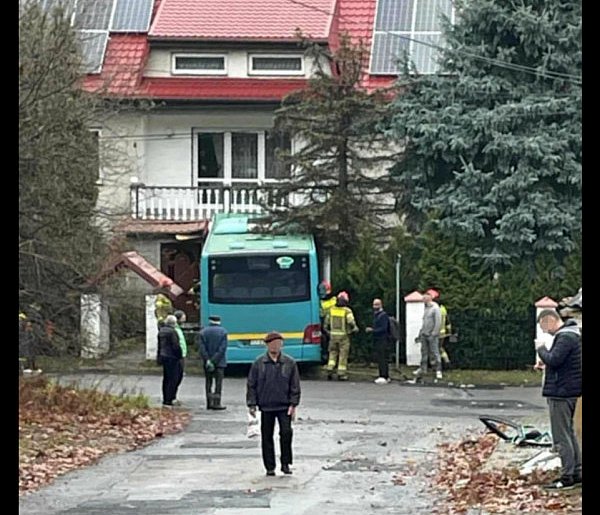 Autobus stoczył się z drogi i uderzył w dom-53743