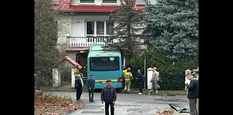 Autobus stoczył się z drogi i uderzył w dom - 53743