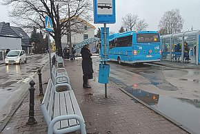 Na dworcu autobusowym stanęły nowe ławki-55408