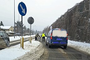 Senior utknął w błocie pośniegowym-55658