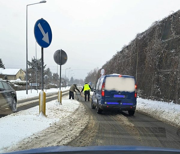 Senior utknął w błocie pośniegowym-55658