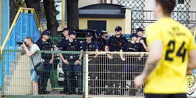 Policja pod stadionem, na boisku cios za cios (WIDEO, ZDJĘCIA)-58889