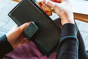 Emeryci coraz częściej rezygnują z gotówki. Wiemy, dlaczego-58910