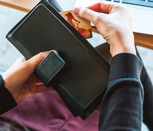 Emeryci coraz częściej rezygnują z gotówki. Wiemy, dlaczego-58910