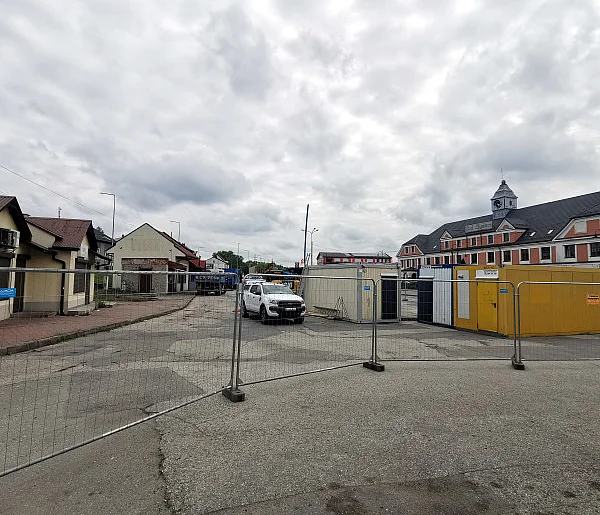 Teren ogrodzony. W Trzebini powstaje centrum przesiadkowe-59017